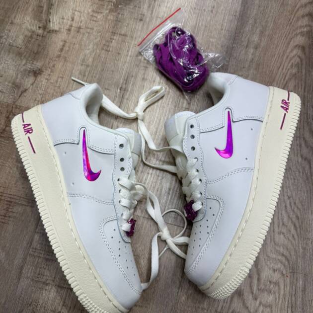 Nike Air Force 1, edición especial con detalles púrpuras