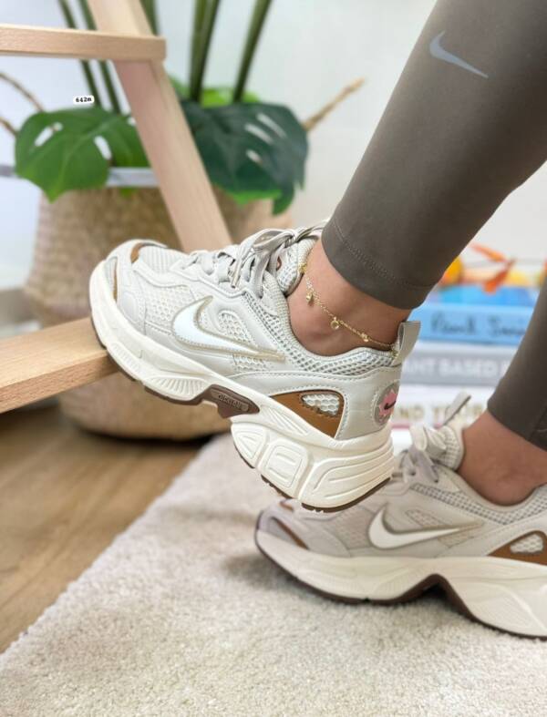 Nike Zoom Vomero 5 "Light Bone/Gum