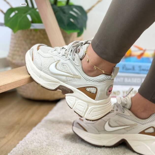 Nike Zoom Vomero 5 "Light Bone/Gum
