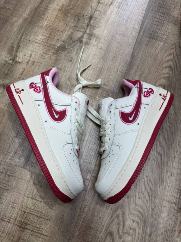 Nike Air Force 1 con diseño personalizado en tonos blanco y rojo oscuro