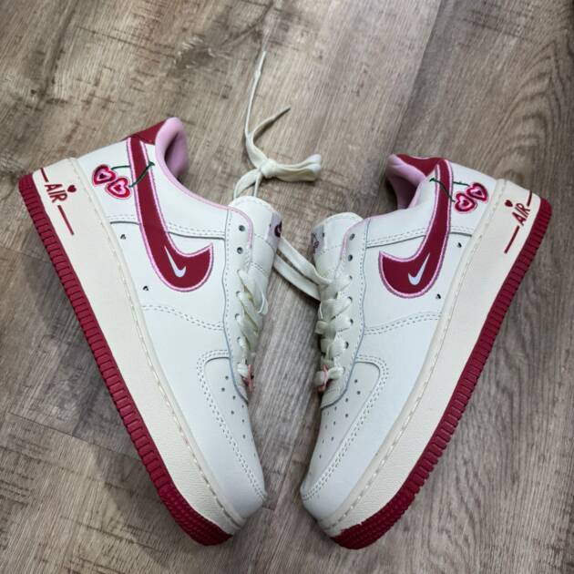 Nike Air Force 1 con diseño personalizado en tonos blanco y rojo oscuro